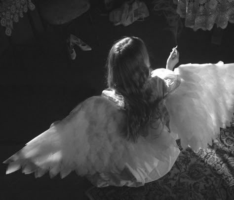 Iridessa Fairy, Dark Angel Aesthetic, Dark Angelcore Aesthetic, Elain Archeron Aesthetic, Angel Crying, Dark Angelcore, Breaking Bad Cast, Fairy Name, Rose Blood