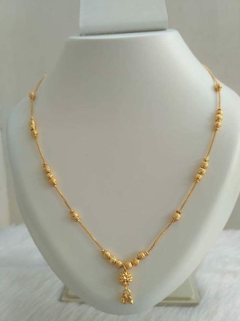 Short Gold Necklace, Kurti Blouse, Gold Neck Chain, Simple Necklace Designs, Women Kurti, Gold Jewels Design, Gold Jewelry Simple Necklace, Gold Chain Design, Gold Necklace Indian Bridal Jewelry