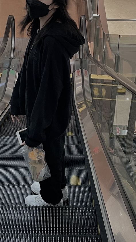 Black Jackets Aesthetic, Black Nike Zip Up Hoodie Outfit, Black Oversized Hoodie Outfit Aesthetic, Black Zip Up Outfit Aesthetic, Black Hoodie Outfit Korean, Black Hoodie Jacket Outfit, Oversized Black Zip Up Hoodie Outfit, Black Hoddies Outfits Aesthetic, Black Hoddies Outfits Women