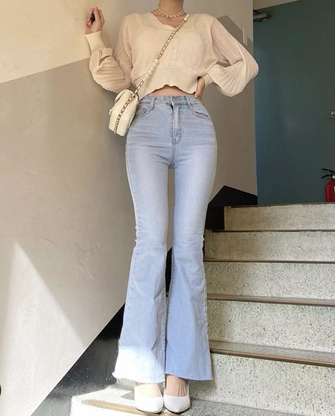 Flared Jeans Outfit Aesthetic, Flare Jeans Outfit Aesthetic, Bell Pants Outfit, Outfits Mujeres, Flare Jean Outfit, Preppy Chic Outfits, Bell Bottom Jeans Outfit, Preppy Aesthetic Outfits, Soft Outfits