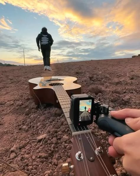 Guitarist Portrait Photography, Senior Picture Music Ideas, Band Pictures Ideas Musicians, Electric Guitar Senior Pictures, Music Photography Ideas, Music Inspired Photoshoot, Musician Content Ideas, Musician Senior Pictures, Guitar Pictures Photography