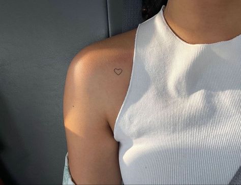 Small Tattoos Hidden For Women, Tattoo Back Neck Woman, Small Tattoos On Back Shoulder, Back Tattoo Woman Minimal, Heart Dainty Tattoo, Dainty Tattoos Heart, Small Red Tattoo Ideas For Women, Very Minimal Tattoo, Simple Love Heart Tattoo