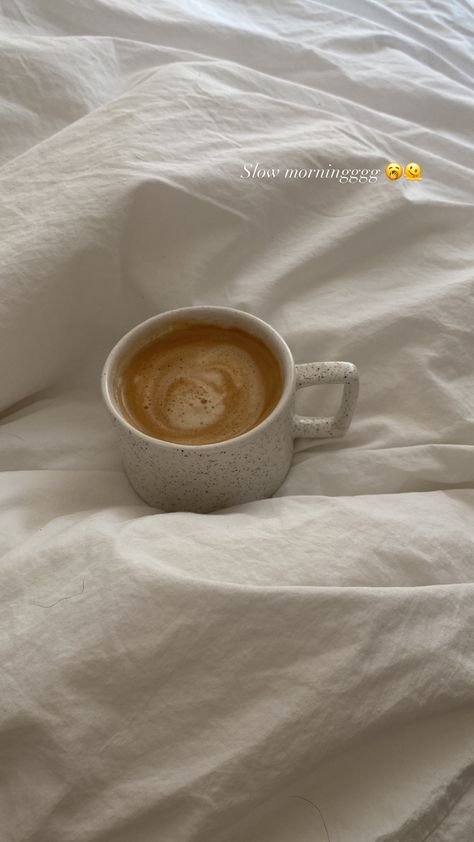 Speckle coffee mug with handle laying on white sheets filled with coffee - morning slowness Calm Morning Aesthetic, White Sheets Bedroom, Slow Morning Aesthetic, Wellness Meditation, Morning Bed, Sunday Morning Coffee, Early Morning Coffee, Slow Morning, Board Manifestation