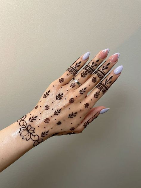 Simple Henna Designs Hand, Short Mehndi Design, Inai Pengantin, Front Mehndi Design, Palm Mehndi Design, Simple Mehendi Designs, Cute Henna, Tato Henna, Henna Tattoo Designs Hand