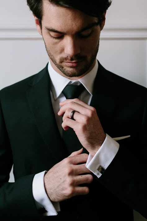 Old School Italian, Groom Shots, Romance Inspiration, Groomsmen Wedding Photos, Pose Pengantin, Groom Prep, Groomsmen Photography, Groomsmen Poses, Italian Romance