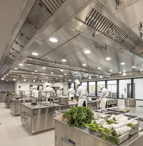 Cooking School Interior, Cooking School Design, Kirchen Design, Chefs Kitchen Design, Paris School, Culinary Arts Schools, Restaurant Kitchen Equipment, Dream Restaurant, Restaurant Kitchen Design