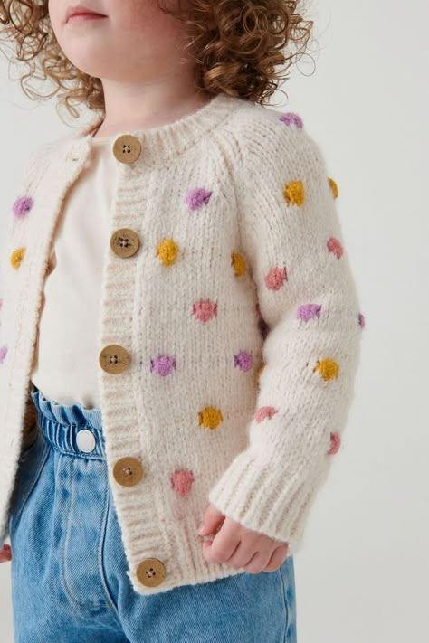 DIY Crochet Pattern for a Cute and Comfortable Summer Sweater for Baby Girls Dik Vest, Business Crochet, Baby Dress Embroidery, Crocheted Clothes, Baby Cardigan Pattern, Diy Crochet Patterns, Kids Knitting, Crochet Baby Cardigan