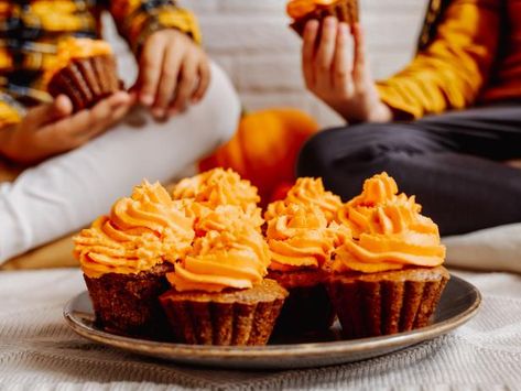 Whether you want to start with natural ingredients or ready-made dye, follow our step-by-step guide. Natural Orange Food Coloring, Two Wild Party, Orange Food, Orange Icing, Black Food Coloring, Cocoa Cake, How To Make Orange, Orange Food Coloring, Baking Crafts