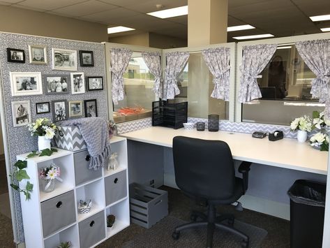 Dark Cubicle Decor, Summer Cubicle Decorations, Homey Cubicle, Farmhouse Cubicle Decor, Cubicle Storage Ideas, Cubical Office Space Ideas, Cubicle Privacy Ideas, Cubicle Decor Office Professional, Cubicle Organization Ideas