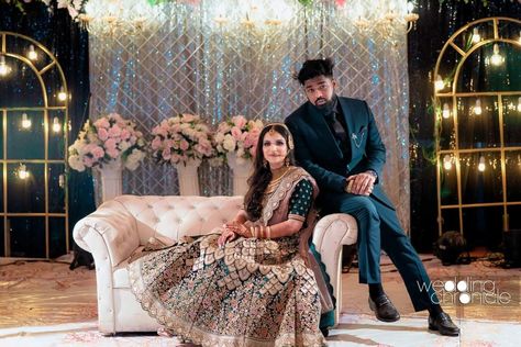 Couple Poses In Sofa, Wedding Stage Poses, Stage Couple Poses, Couple Poses For Reception, Reception Copul Pose, Wedding Couple Poses Photography In Saree, Couple Reception Poses, Reception Poses Indian Couple, Reception Photography Poses