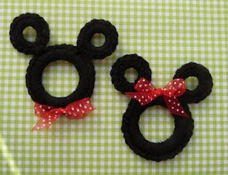 Mickey and Minnie Mouse crocheted ornaments or embellishments - could be used as gift decorations, magnets, Christmas ornaments, etc. Natal Do Mickey Mouse, Geek Crochet, Crocheted Ornaments, Crochet Mickey Mouse, Mickey Mouse Ring, Angels Christmas, Crochet Angels, Music Christmas, Fish Extender