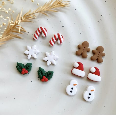 Clay Magnet Ideas Christmas, Fimo Clay Christmas Ornaments, Clay Cristhmas Ideas, Mini Christmas Clay Ideas, Clay Christmas Charms, Model Magic Clay Ideas Christmas, Mini Clay Ideas Christmas, Holiday Clay Ideas, Clay Earrings Diy Ideas Christmas