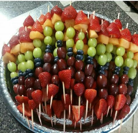 Fruit Bowls Ideas Party, Fruit Kabobs For Wedding, Fruit Screwers Food Ideas, Shish Kabobs Fruit, Fruits On A Stick, Fancy Fruit Kabobs, Fruits Ideas For Party, Fruit Shish Kabobs, Fruits On Stick