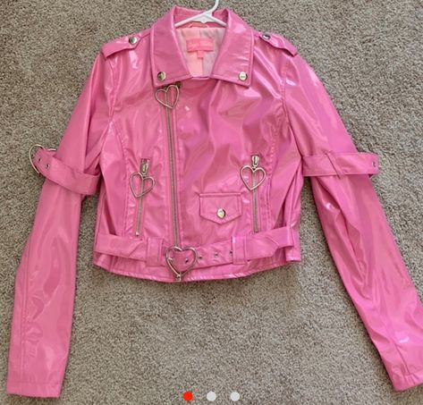 Pink Rock Outfit, Pink Cyberpunk Outfit, Pink Techwear, Pink Punk Outfits, Punk Outfits Aesthetic, Crust Jacket, Pink Tomboy, Cyberpunk Outfit, Cute Valentines Day Outfits