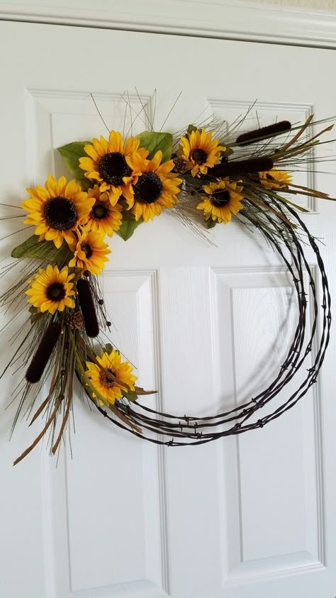 Barbed wire sunflower wreath Barbwire Wreath Rustic, Barbed Wire Crafts Diy, Fall Decor Diy Outdoor, Barb Wire Wreath Ideas, Floral Wire Crafts, Barbwire Wreath, Barb Wire Wreath, Wire Sunflower, Barbwire Crafts