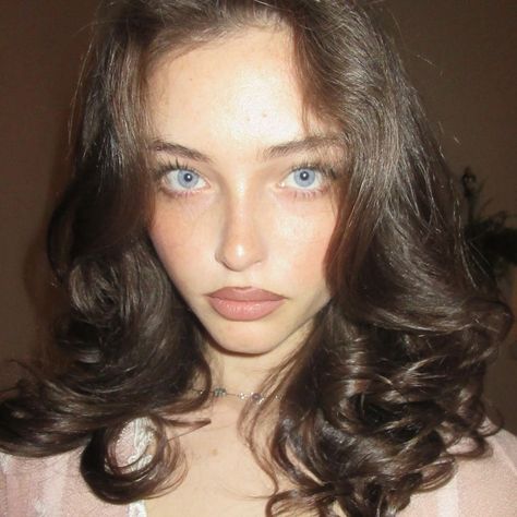 Sydney Melman, Blue Eyes Aesthetic, Brunette Blue Eyes, Brown Hair Blue Eyes, Pretty Makeup, Cute Makeup, Beauty Face, Girl Face, Pretty Face