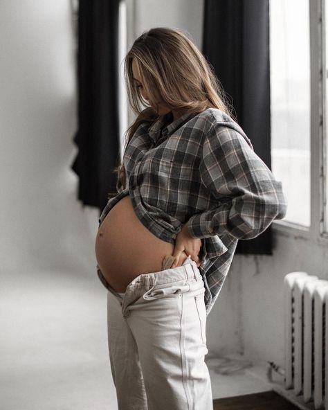 65 Top Creative and Casual Maternity Photoshoot Ideas | Love and Moms Vom Avea Un Copil, Home Maternity Photography, Maternity Photoshoot Ideas, Maternity Studio Photoshoot, Mother Baby Photography, Casual Maternity Outfits, Baby Announcement Photoshoot, Pregnancy Belly Photos, Cute Pregnancy Pictures