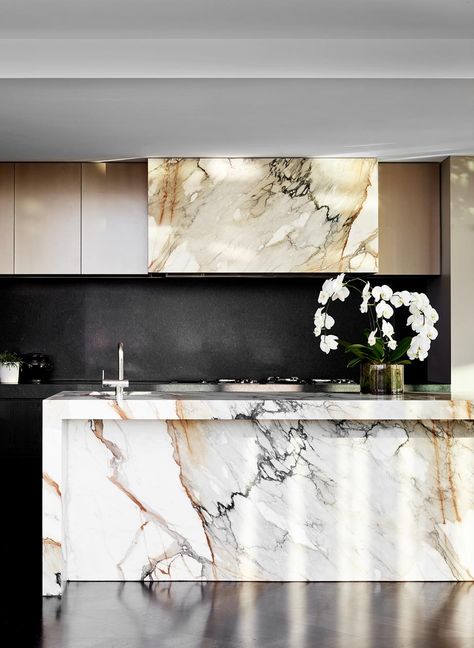 A glamorous penthouse apartment in Melbourne filled with antiques | Belle Waterfall Island Kitchen Porcelain, White Kitchen Countertop Ideas, Kitchen With Marble, Luxury Kitchen Island, Montana House, Island Counter, Kitchen 2024, Kitchen Island Bench, Marble Island