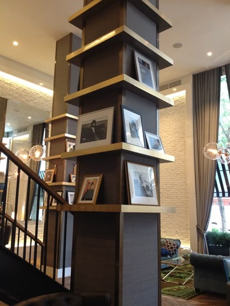 Shelves surround column, photo display...love Pillar Design Interior Modern, Column In Living Room, Pillar In Living Room, Pillar Design Interior, Column Decoration Ideas, Interior Pillars, Columns Interior, Column Cladding, House Columns