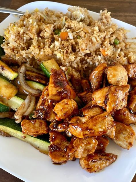 Blackstone Griddle Hibachi Chicken Dinner Hibachi Chicken Fried Rice, Blackstone Hibachi Recipes, Blackstone Hibachi, Hibachi Recipe, Rice And Zucchini, Zucchini And Onions, Steakhouse Dinner, Outdoor Griddle Recipes, Hibachi Recipes