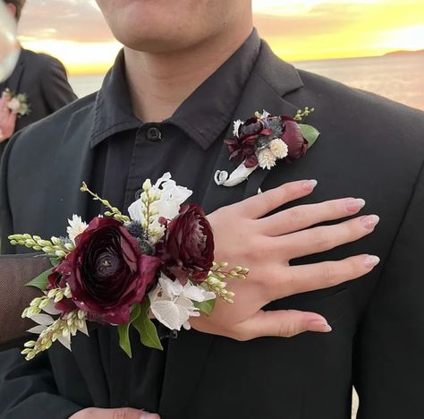 Homecoming Corsage And Boutonniere, Red Corsages, Black Corsage, Prom Flowers Corsage, Homecoming Flowers, Floral Corsage, Prom Bouquet, Prom Corsage And Boutonniere, Homecoming Corsage