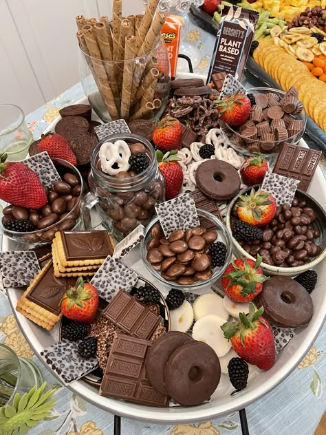 Chocolate Platter Ideas, Brown Food Board Ideas, Chocolate Buffet Ideas, Sweet Platter Ideas Parties, Sweets Charcuterie Board Ideas, Brown Snacks, Chocolate Charcuterie Board Ideas, Best Ugly Christmas Sweaters, Dessert Boards