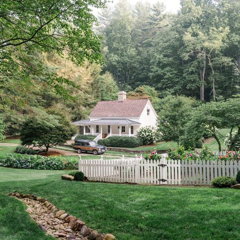 An Easy Neat and Tidy Home Tip | Lark & Linen Cottage Exterior, Dream Cottage, Cute House, Picket Fence, Dream House Exterior, Pretty House, Cottage Homes, Dream Home Design, Country Cottage