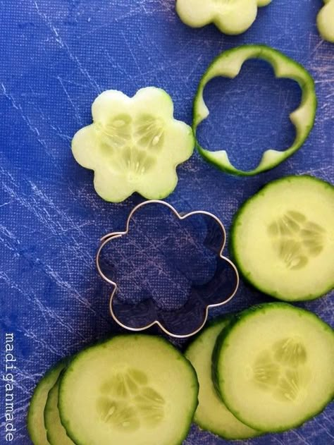 Cucumber Daisies for Garden Fresh Herbed Cucumber Bites Cucumber Flowers, Decorações Com Comidas, בר מצווה, Fairy Party, Snacks Für Party, Shower Food, Princess Party, Fun Food, Creative Food