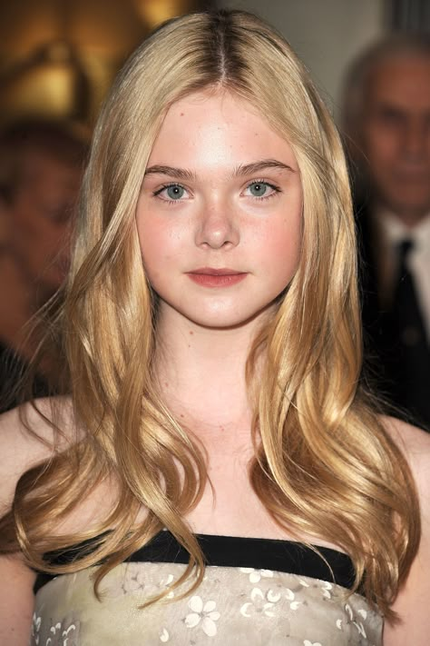 Elle Fanning Hair, Ellie Fanning, Elle Fanning Style, Dakota And Elle Fanning, Glittery Eyes, Genghis Khan, Dakota Fanning, Long Blonde, Elle Fanning