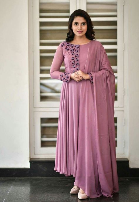 Churidar Stitching Ideas, Stitching Ideas, Anarkali Dress Pattern, Designer Kurti Patterns, Simple Kurti Designs, Stitching Dresses, Salwar Kamiz, Slouchy Tee, Dress Neck Designs