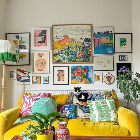 Yellow Floral Sofa Living Room, Eclectic Interior Design Vintage Bedroom, Home Decor Pictures Wall, Maximalist Sofa, Eclectic Retro Decor, Eclectic Funky Decor, Primary Color Living Room, Colourful Living Room Decor Small Spaces, Lounge Room Ideas Cosy