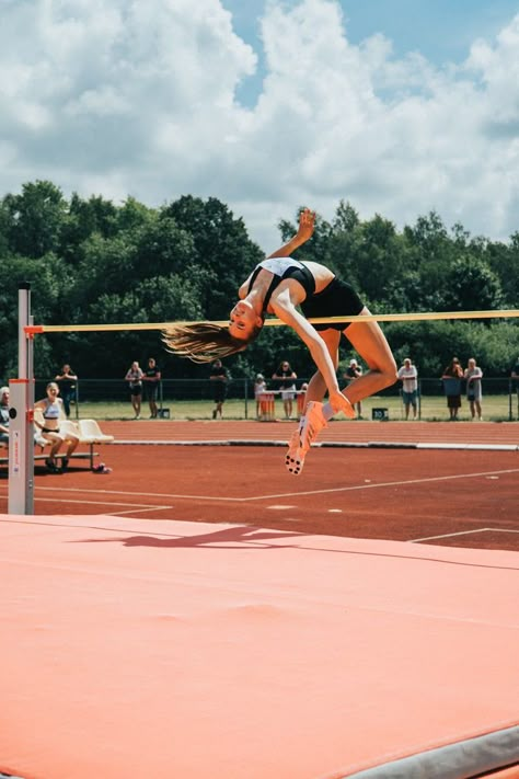 High Jump Pictures, High Jump Aesthetic, High Jump Track, Track And Field Aesthetic, Track Pics, Grind Motivation, Track N Field, Volleyball Camp, Athlete Training