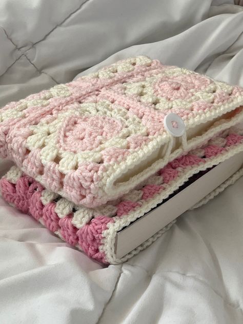 Crochet Book Cover, Crochet Market, Sleepover Things, Mode Crochet, Crochet Shop, Kawaii Crochet, Crochet Inspo, Fun Crochet Projects, Book Sleeve