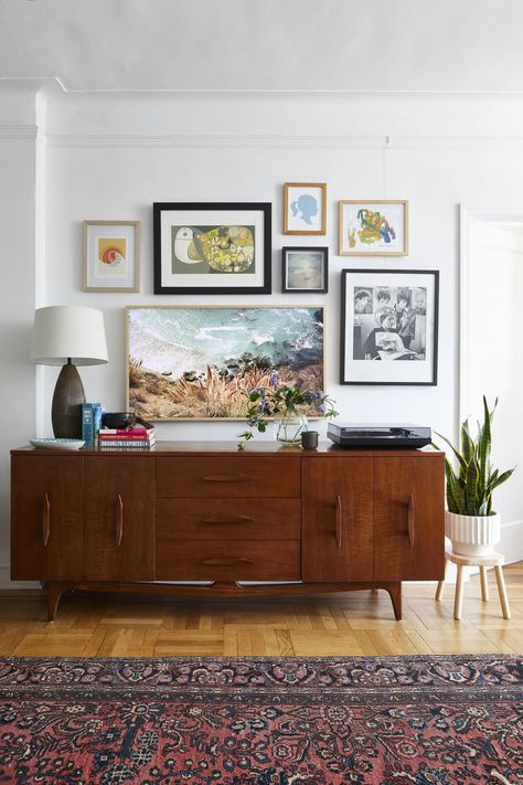 Mid Century Modern Living Room Gallery Wall, Living Room With Credenza, Art Over Couch Living Rooms, Dark Cozy Bedroom Ideas, Living Room Credenza, Dark Cozy Bedroom, Mcm Living, Family Friendly Living Room, Credenza Decor