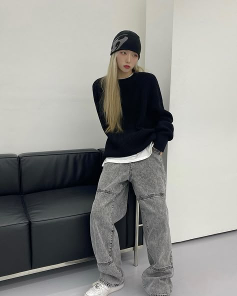 Korean Beanie Outfit, Masc Clothes Women, Beenie Outfit, Black Beanie Outfit, Tomboyish Outfits, Skateboard Outfits, Cold Weather Fits, Boyish Outfits, Japan Outfits