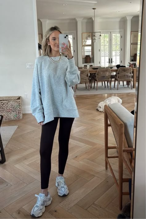 Mom Cozy Outfits, Leggings Workout Outfit Winter, New Balance And Leggings Outfit, Women’s Sweatpants Outfit, Bright Leggings Outfit, Style Mini Ugg Boots, Cute Workout Outfits Winter, Leggings Outfit Mom, Women’s Athleisure Outfits