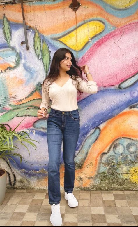 Pose For Women In Jeans, Aesthetic Single Poses, Top Poses Photo Shoot, Basic Standing Poses, Standing Poses Photography Instagram, Standing Poses Photography Women Jeans, Pose In Shirt And Jeans, Jence Top Poses, Poses In Jeans And Shirt