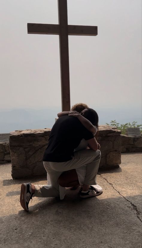 Godly Boyfriend Goals, Couples That Pray Together, God Fearing Couple, Christian Couple Activity, Couple Praising God Together, Relationship And God, Relationship Christian Goals Pictures, God Relationship Aesthetic, Reconciliation Aesthetic