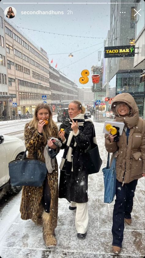 Winter Commute Outfit, Friends Winter Outfits, Cold Autumn Outfits, Winter Inspo Pics, New York Street Style Winter, Winter In Europe Outfits, Winter Insta Pics, Europe In Winter, Moscow Fashion