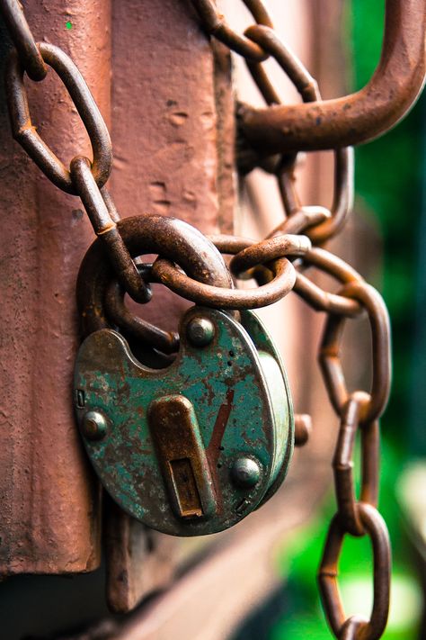 #Lock and #chains Rusty Chain, Ideas Terraza, Doors Locks, Rust Never Sleeps, Rust In Peace, Locks And Keys, Under Lock And Key, Peeling Paint, Rusty Metal