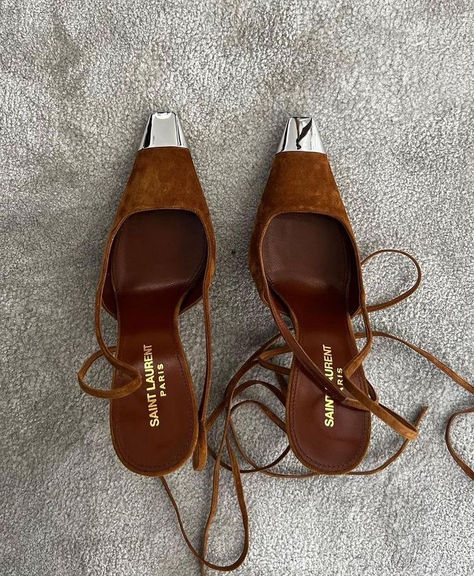 saint laurent brown pointed heels Point Heels, Stockholm Aesthetic, Style Stockholm, Outfit Dinner, Girl Vibe, Heels Silver, Heels Brown, Stockholm Style, Outfit Vintage