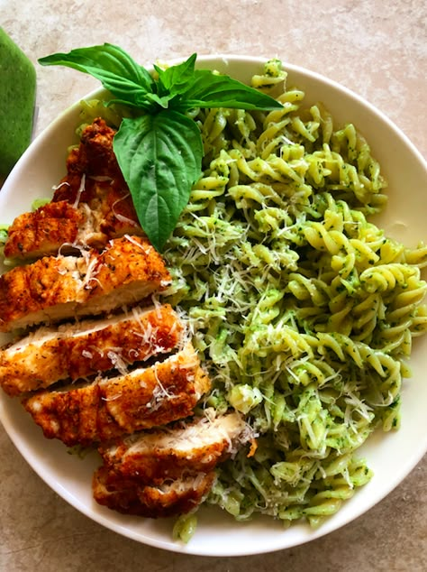 Pistachio Pesto Sauce and Pasta - Moribyan Cheesy Pesto Pasta, Food With Pesto, Pesto Pasta Chicken, Pesto Ideas, Green Pesto Pasta, Homechef Recipes, Easy Pesto Pasta, Pasta With Lemon, Uni Meals