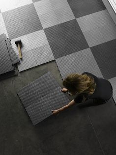 Installing Garage Floor Tiles Rifacimento Garage, Pegboard Garage, Garage Boden, Garage Floor Paint, Garage Floors, Garage Floor Tiles, Garage Renovation, Garage Flooring, Garage Tool Storage