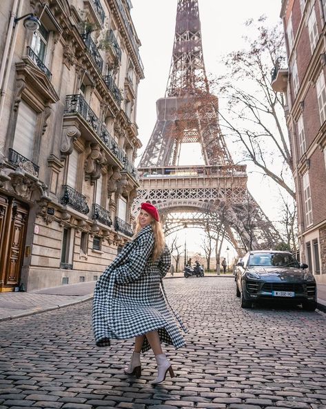 Rue de l’université in Paris in winter, one of the best places to capture the Eiffel Tower Eiffel Tower Pictures, Paris In Winter, Paris Shooting, Tower Photography, Paris Photo Ideas, Eiffel Tower Photography, Paris Travel Photography, Paris Photoshoot, Paris Tour Eiffel