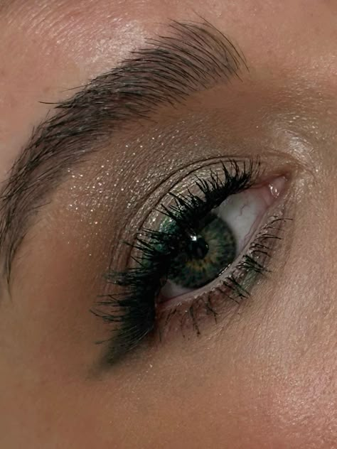 Pine Liner 🌲 for Christmas Make Up Inspiration Make Up Emerald Dress, Makeup Looks Green Eyeliner, Simple Makeup With Green Dress, Formal Makeup With Green Dress, Green And Gold Makeup Looks For Brown Eyes, Dark Green Outfit Makeup Look, Simple Dark Green Makeup Looks, Prom Makeup Dark Green, Green Eyeshadow Looks Hooded Eyes