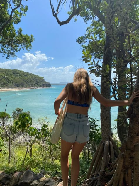 Teenage girl in front of aesthetic beach lookout Summer Photos Friends, Bridgette Total Drama, Aesthetic Australia, Drama Icon, Friends Hiking, Aussie Summer, Life In Australia, Australian Summer, Beach Girl Aesthetic