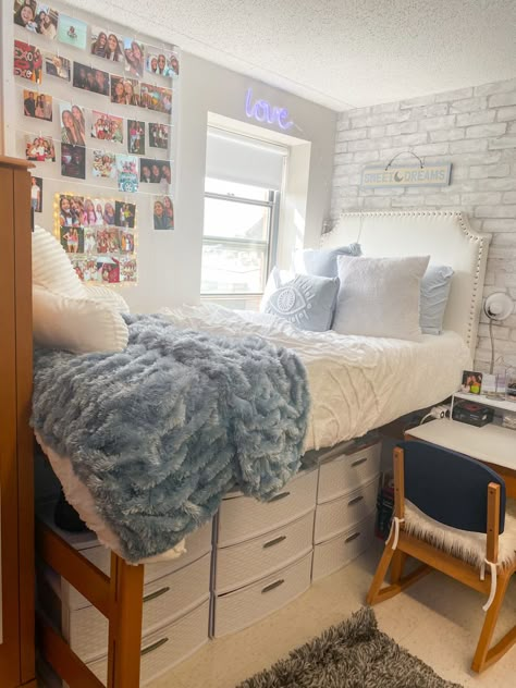 Light Blue Dorm Room Aesthetic, Blue Dorm Room, White Dorm Room, Dorm Decor Ideas, Dorm Room Themes, College Bedroom Decor, Dorm Room Layouts, Girly Dorm, Dorm Aesthetic