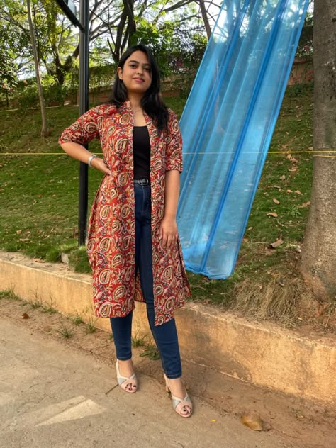 Long shrug Westan Top New Long Kurti, Srug Style Dress, Long Shrug For Women, Saree With Long Shrug, Kalamkari Shrug, Red Shrug Outfit, Short Shrugs For Indian Dresses, Indian Shrug Outfits, Long Shrugs Outfit Jeans