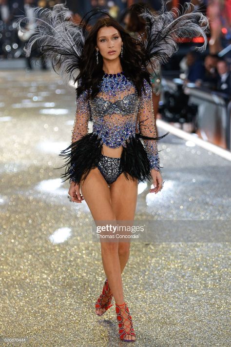 News Photo : Bella Hadid walks the runway during the 2016... 2005 Victoria Secret Fashion Show, 2016 Victoria Secret Fashion Show, 2017 Victoria Secret Fashion Show, Victoria Secret Fashion Show Backstage, Victoria’s Secret Fashion Show, Victoria Secret Show, Shiny Lips, Vs Fashion Shows, Vs Models