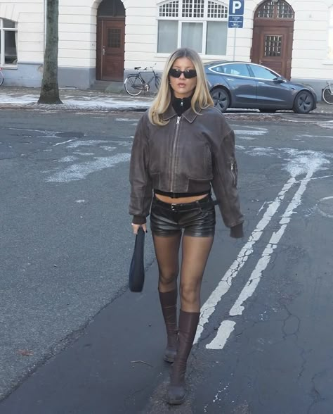 Leather Micro Shorts Outfit, Leather Mini Shorts Outfit, Mini Shorts And Tights Outfit, Black Micro Shorts Outfit, Brown Leather Shorts Outfit, Low Rise Shorts Outfits, Maximalist Style Fashion, Micro Shorts Outfit, Mini Shorts Outfit